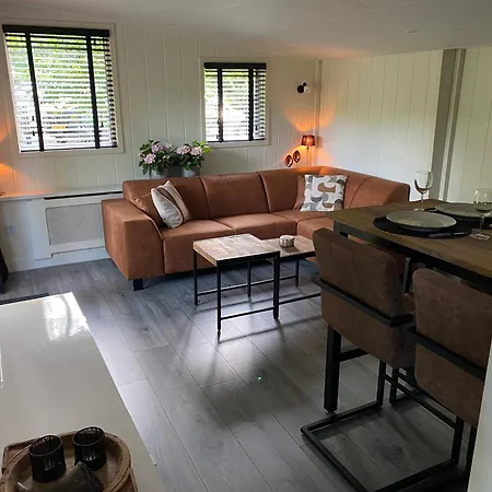 't Veluwse Boshuus 44 شاليه *